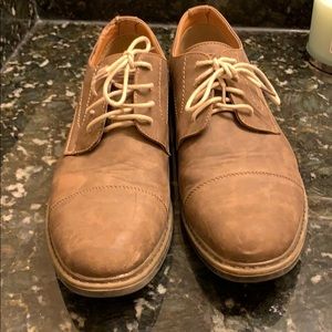 Light brown Izod dress shoes. Size 10